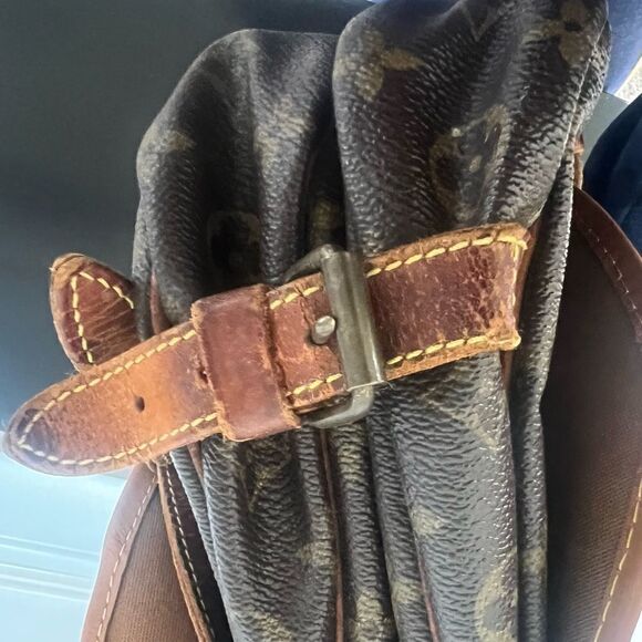 AUTH LOUIS VUITTON MONOGRAM SAUMUR 30 CROSSBODYBAG - Picture 8 of 14